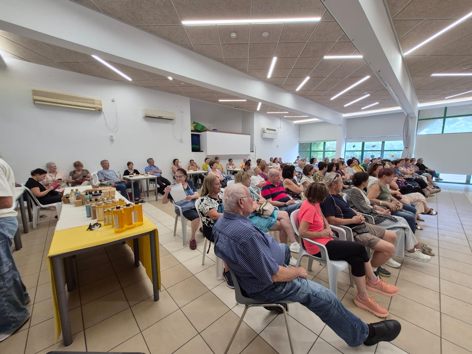 צילום של אזרחים ותיקים באירוע השקת הקפה