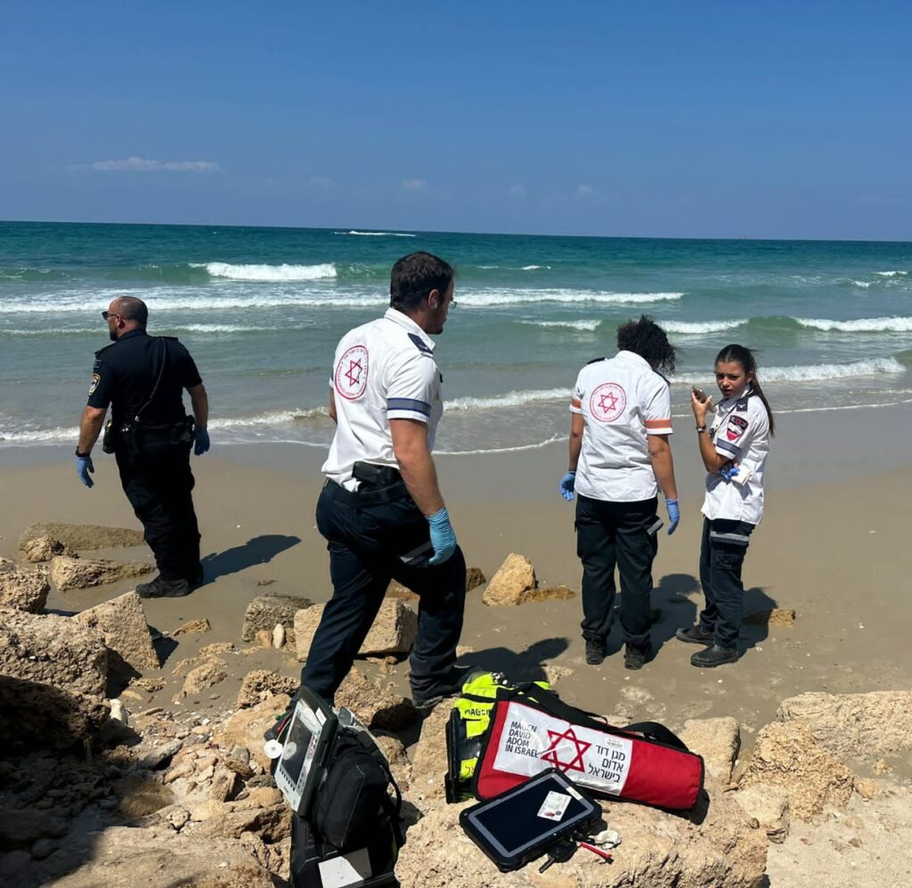 צילום חובשים בחוף הים ליד הגבר שטבע