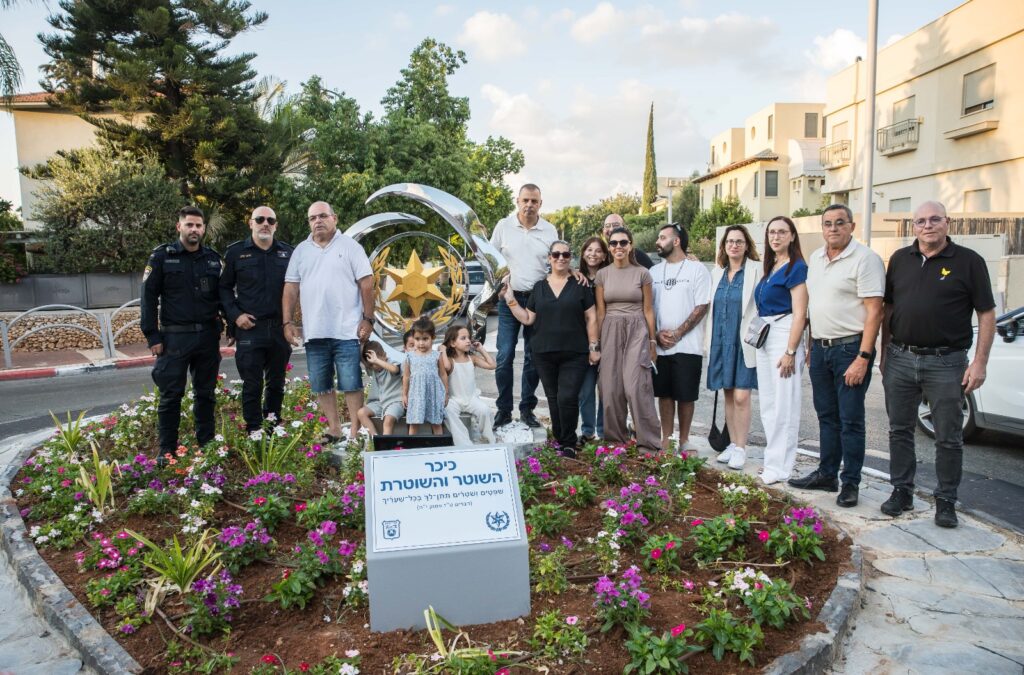 תמונה מחנוכת הכיכר עם ראש העיר ואורחים