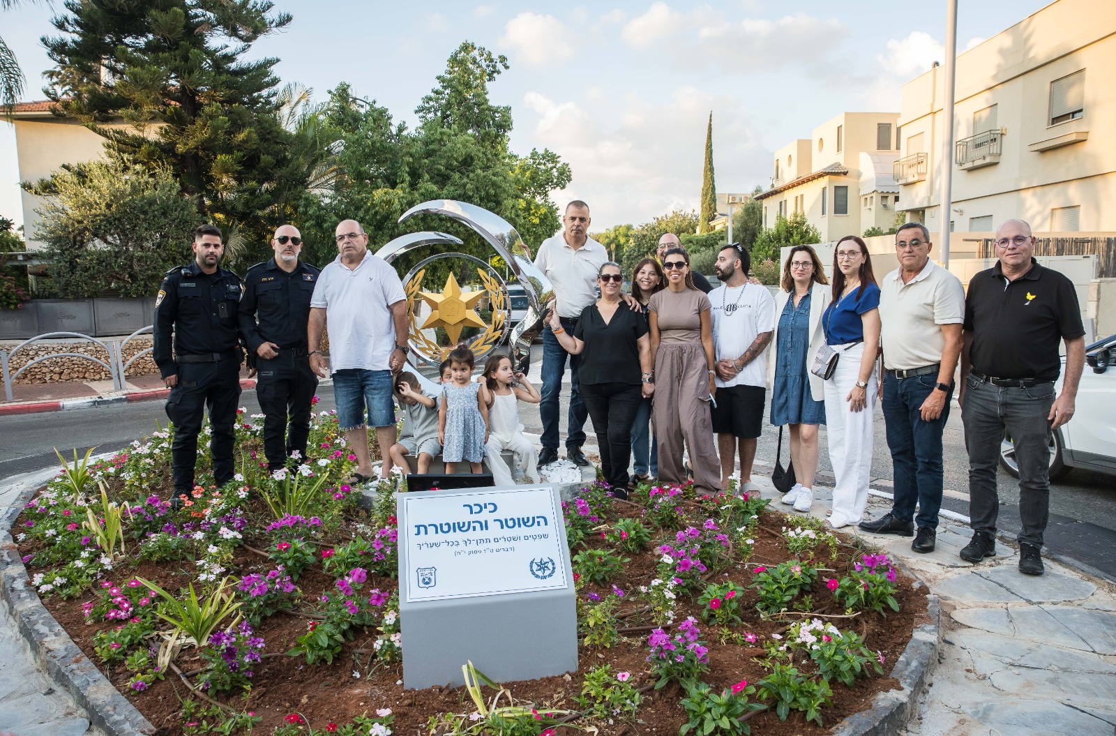 תמונה מחנוכת הכיכר עם ראש העיר ואורחים