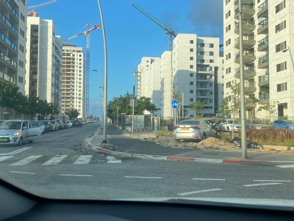 תמונה של קרדיט הדר ברייר. צומת שאין יום של כמעט או תאונה. ראו את גובה המדרכה ביחס לכביש. ועד כמה שהמדרכה אינה מפולסת
