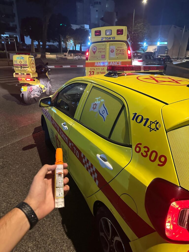 צילום של ניידתמד"אויד אוחזת במזרק אפיפן