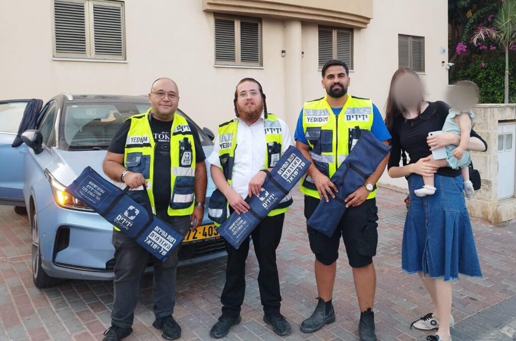 צילום מתנדבי ידידים עם הפעוטה ואמה