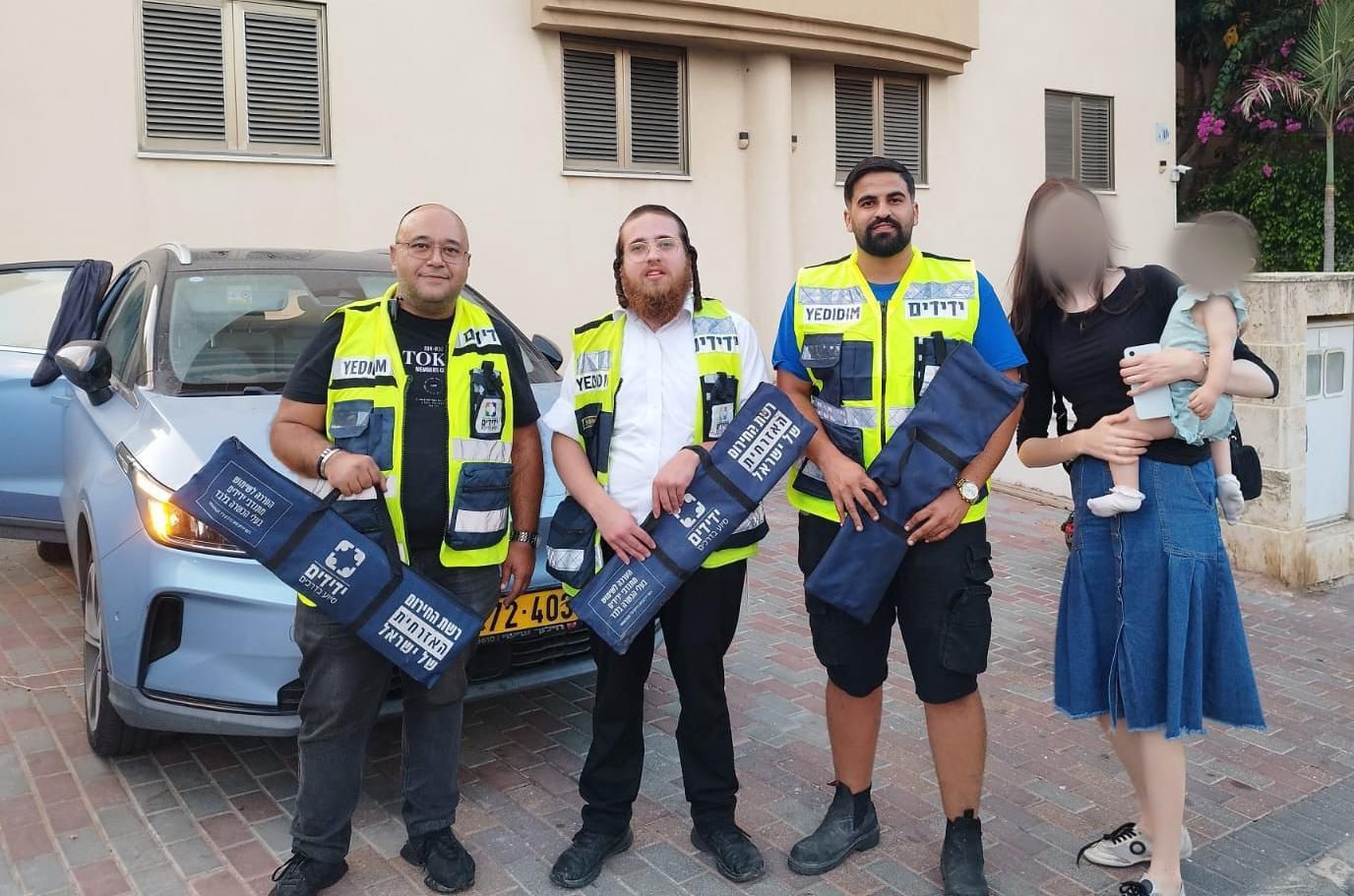 צילום מתנדבי ידידים עם הפעוטה ואמה