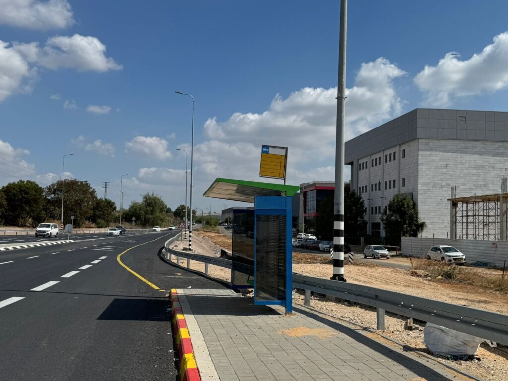 צילום של תחנת אוטובוס בסמוך לאזור תעסוקה