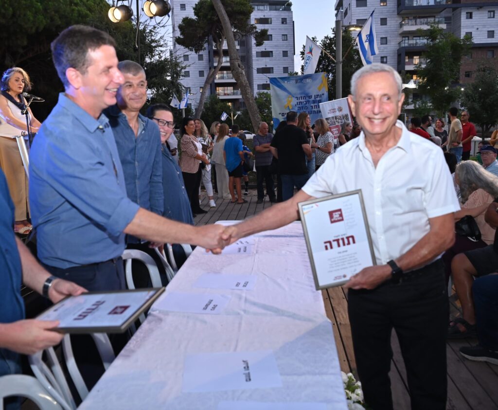 צילום הגשת אות לאחד המתנדבים