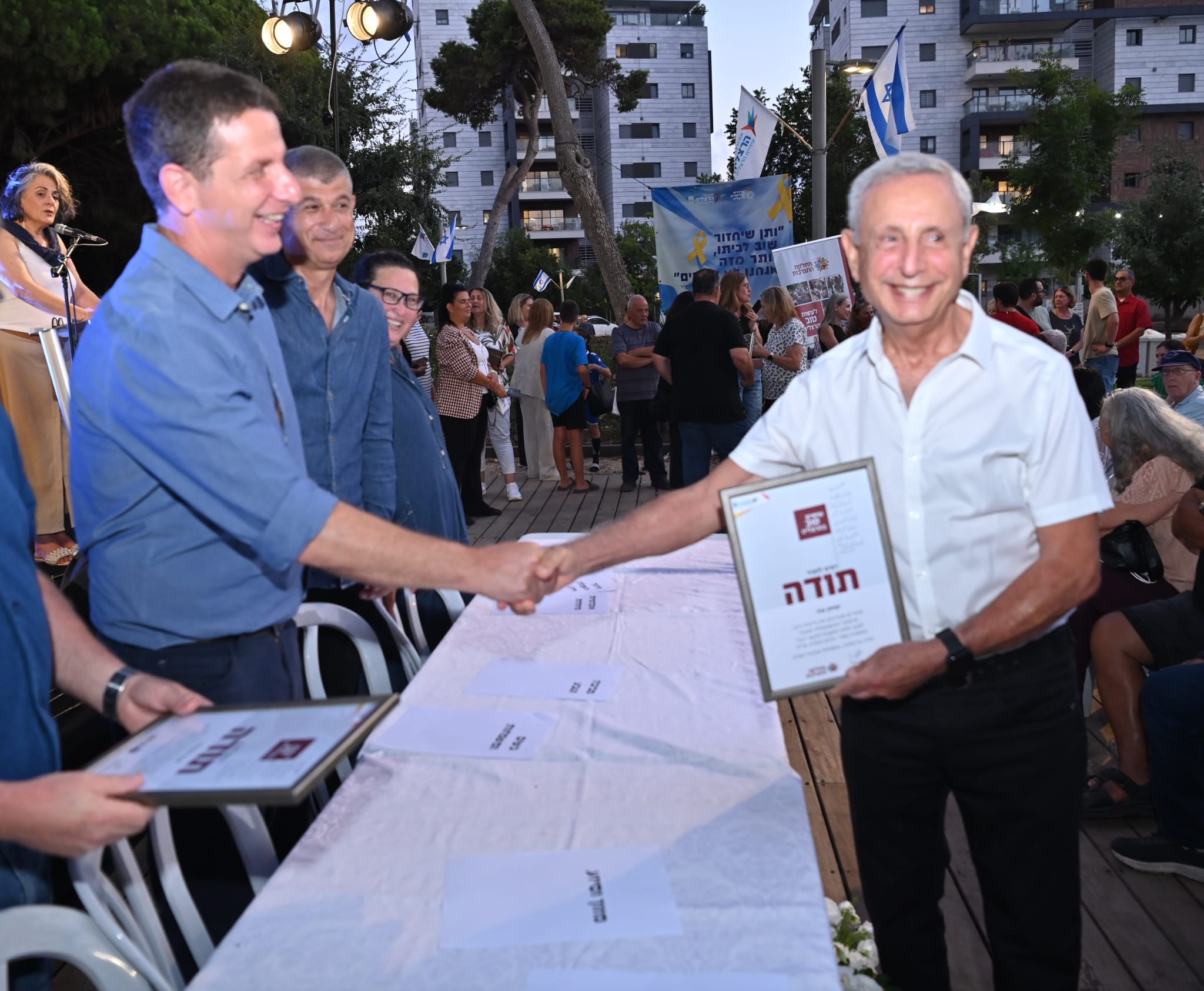 צילום הגשת אות לאחד המתנדבים