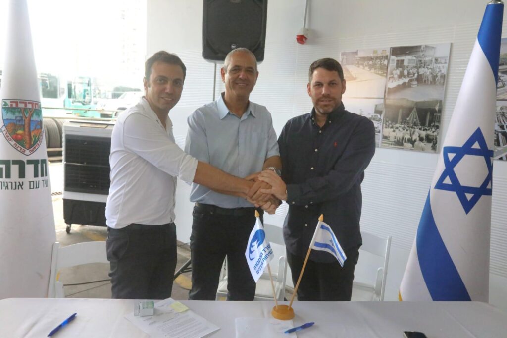 צילום ראש העיר עם נציגי משרד התחבורה