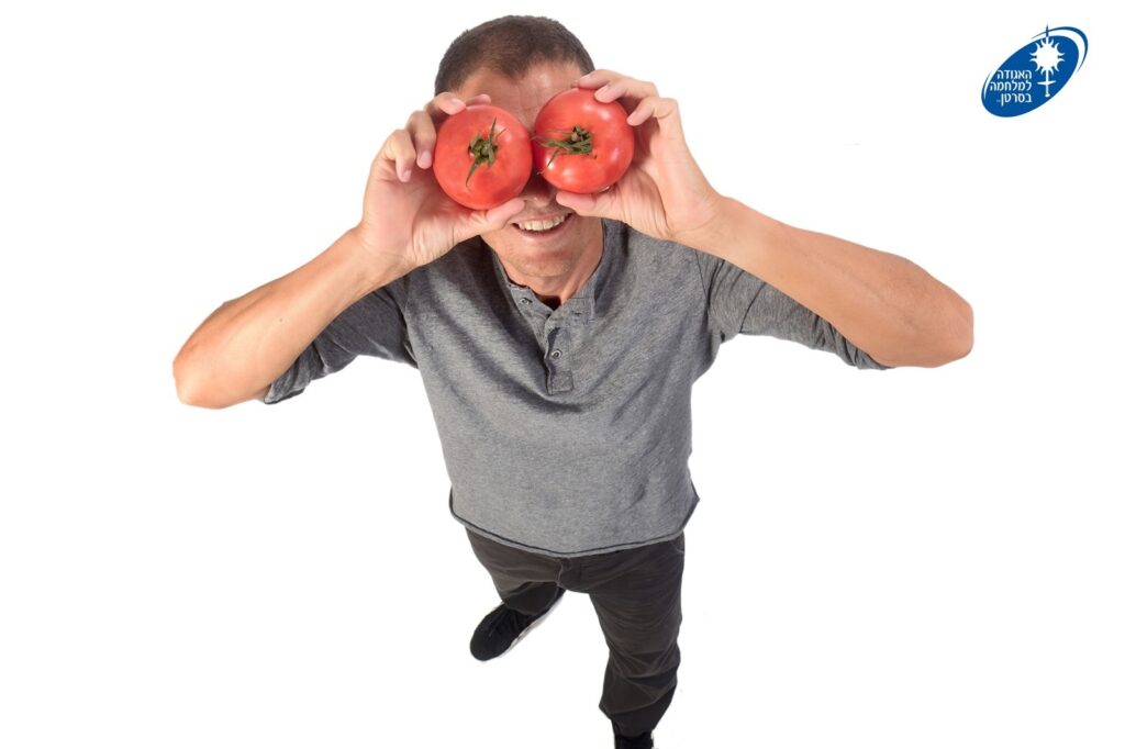 אילוסטרציה גבר עם עגבניות ביד
