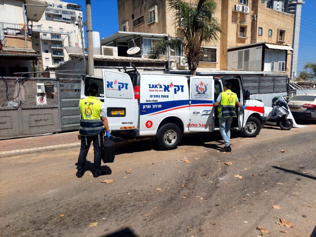 צילום ניידת זק"א מחוץ לבית המנוח