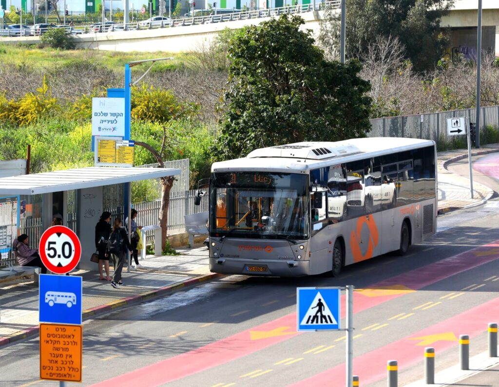 צילום אוטובוס עומד בתחנה