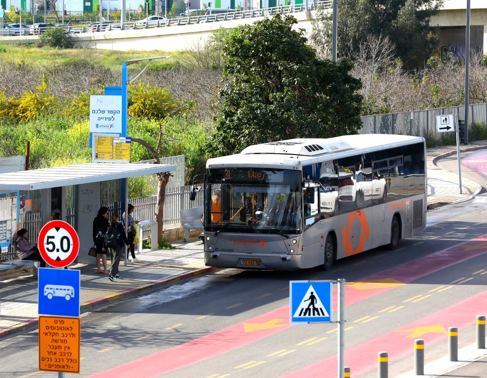 צילום אוטובוס עומד בתחנה