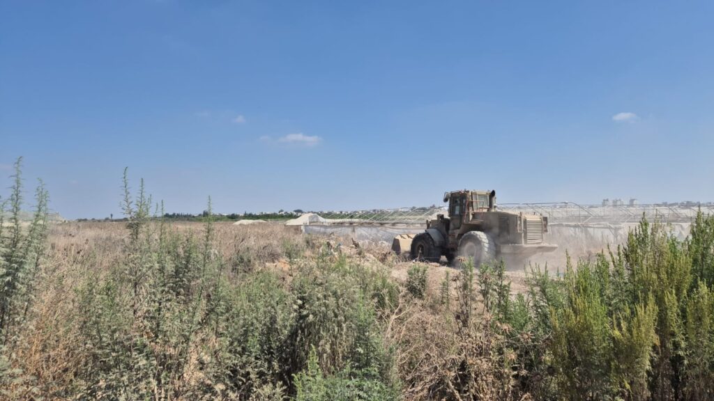 צילום דחפור עובד בשטח