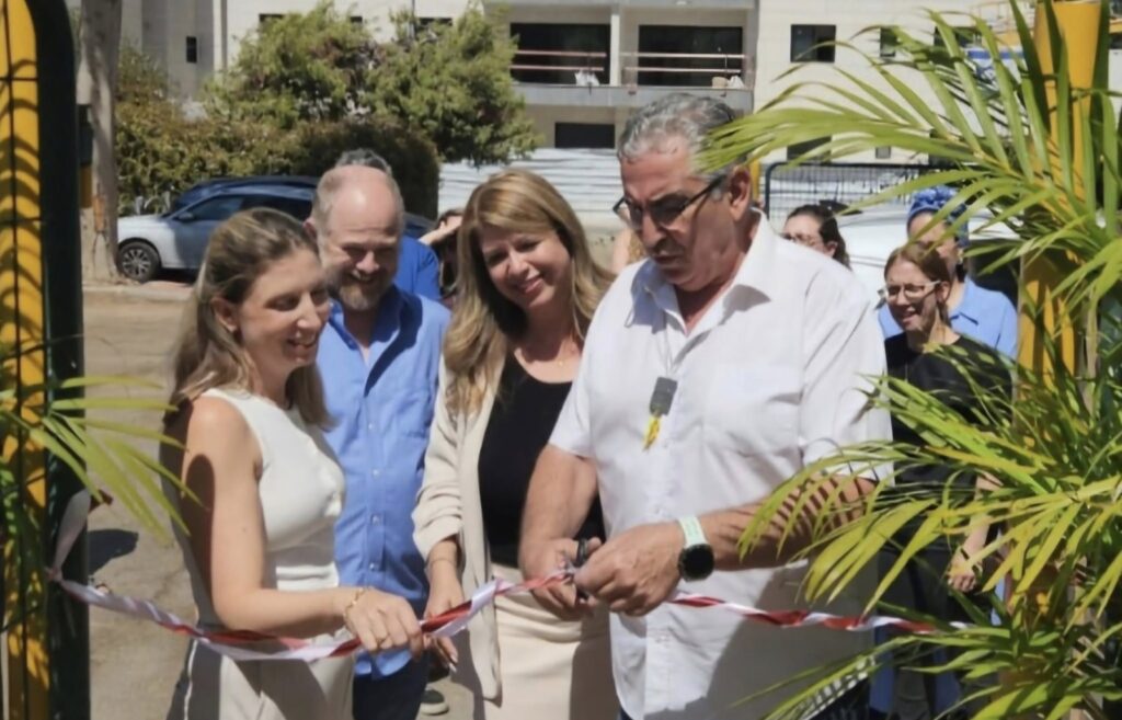צילום גזירת הסרט של המרכז במעמד ראש העיר