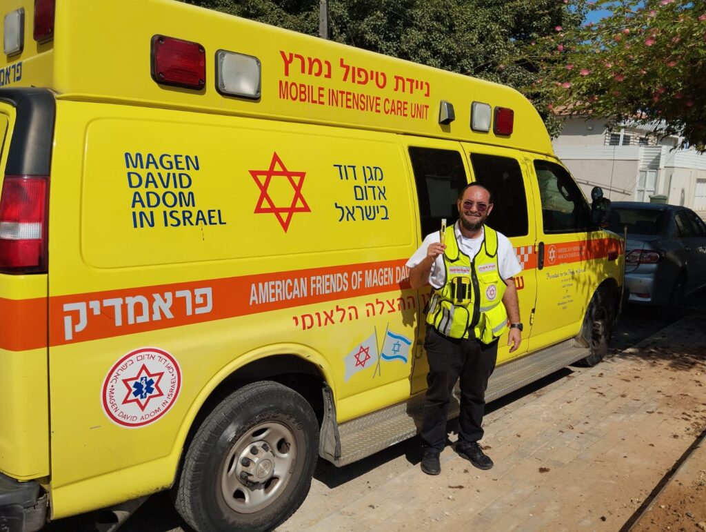צילום פרמדיק של מד"א ליד אמבולנס