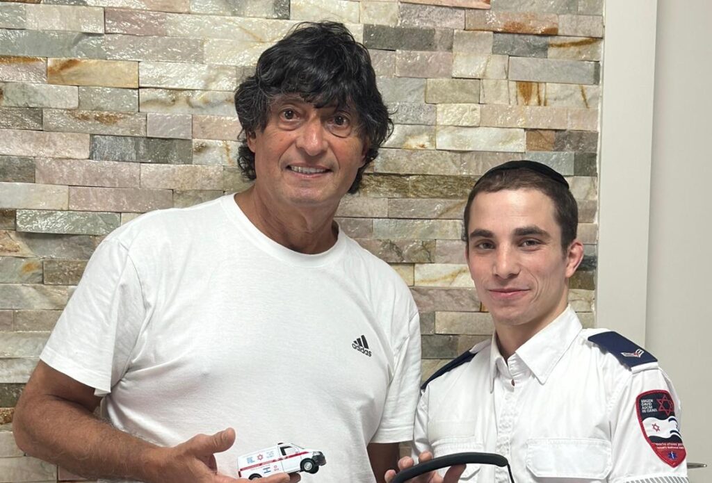 הפצוע עם החובש בתמונה