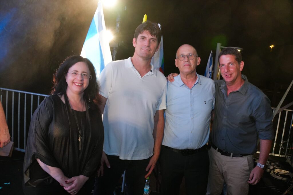 צילום של מימין לשמאל: ראש העיר יריב פישר, מנהל 'מפתן ארז', אמתי ליפסמה, ראש מינהל חינוך וערכים, אדר ארד, ומשנה לראש העיר מחזיקת תיק החינוך, גלילה יבין.