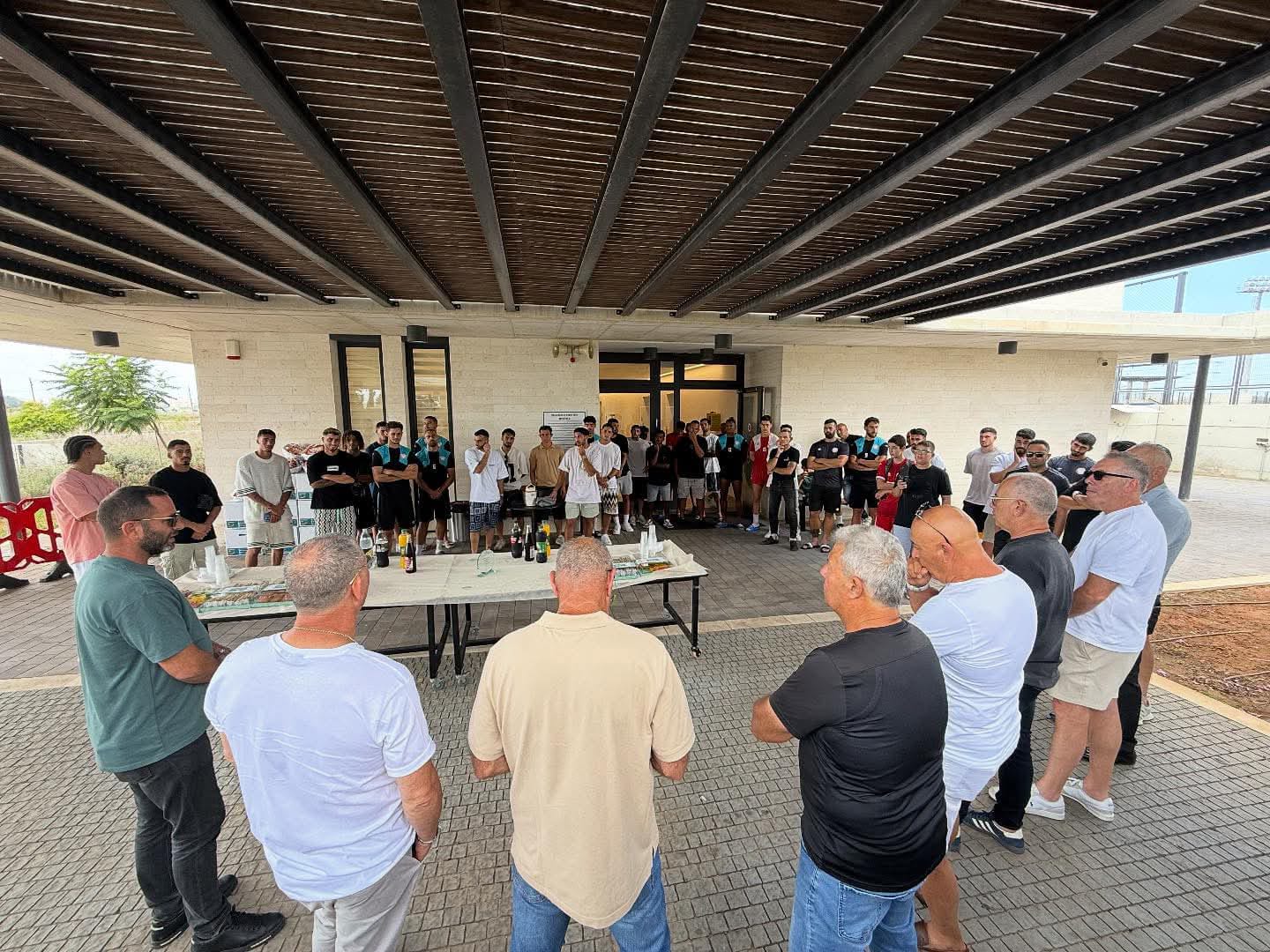 הרמת כוסית בהופעל חדרה. צילום: דוברות הפועל חדרה.
