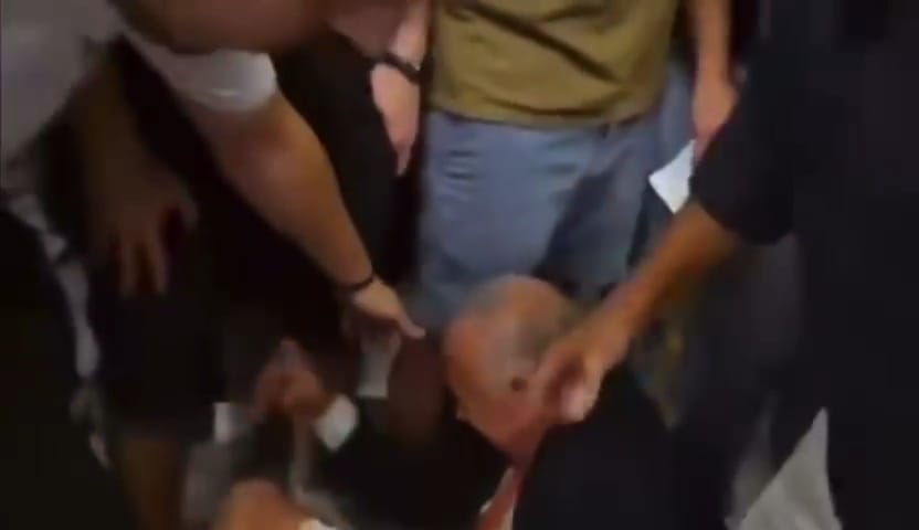 תמונה של אלי דלל על הקרקע