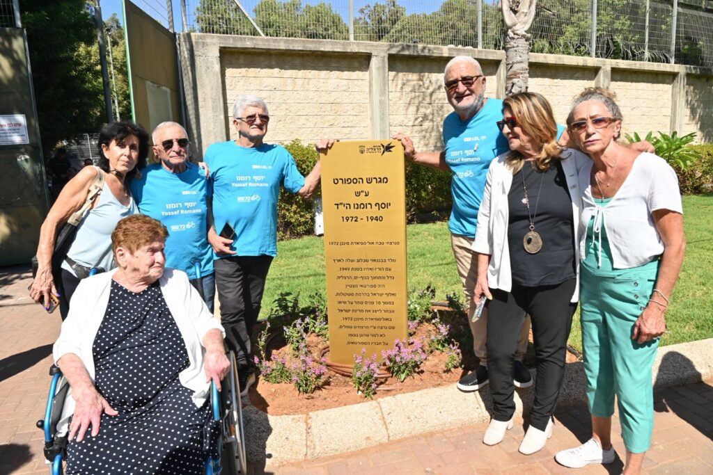 משפחתו של יוסף רומנו לצד האנדרטה לזכרו