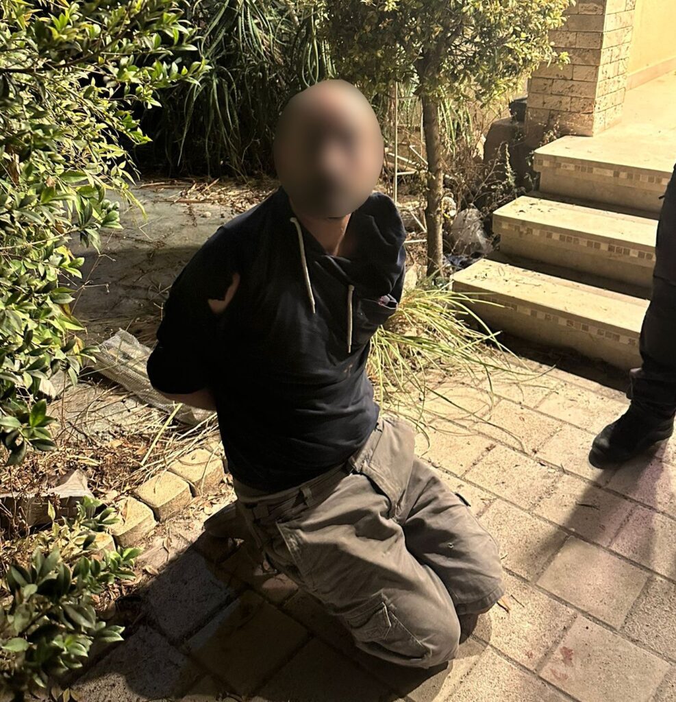 צילום מטושטש של החשוד' לאחר המעצר