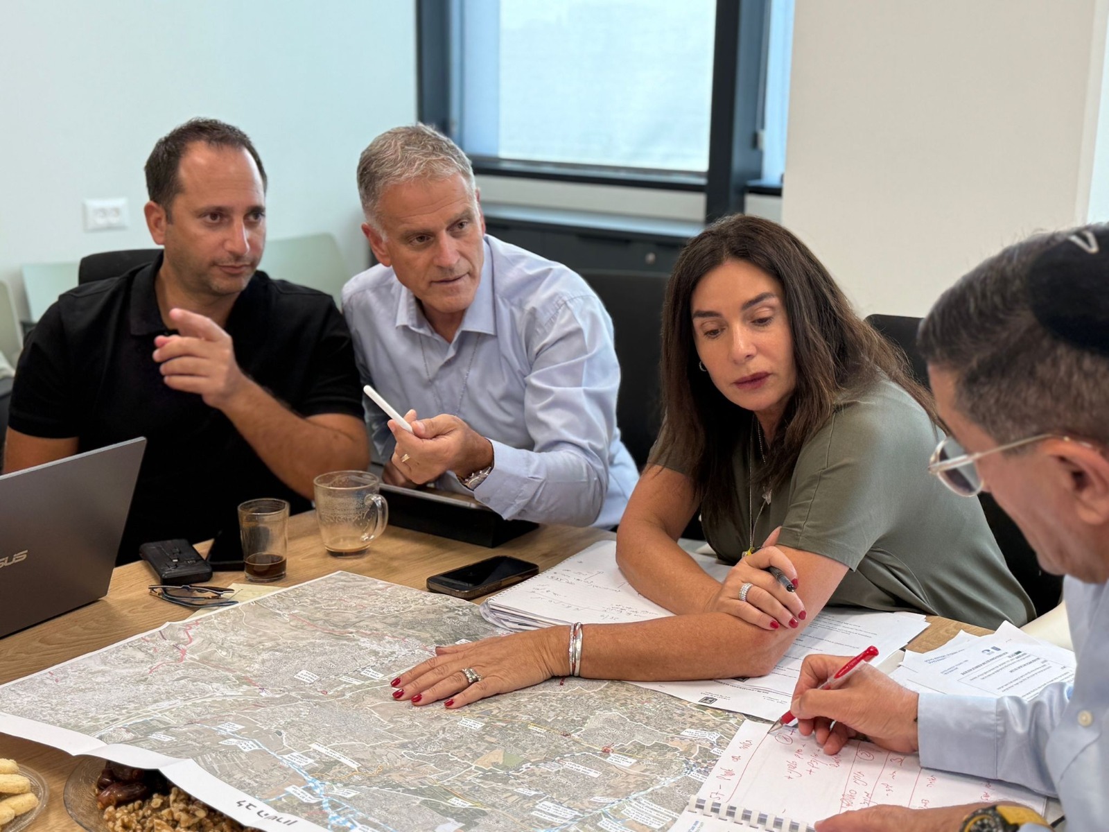 צילום מהמפגש עם שרת התחבורה וראש המועצה