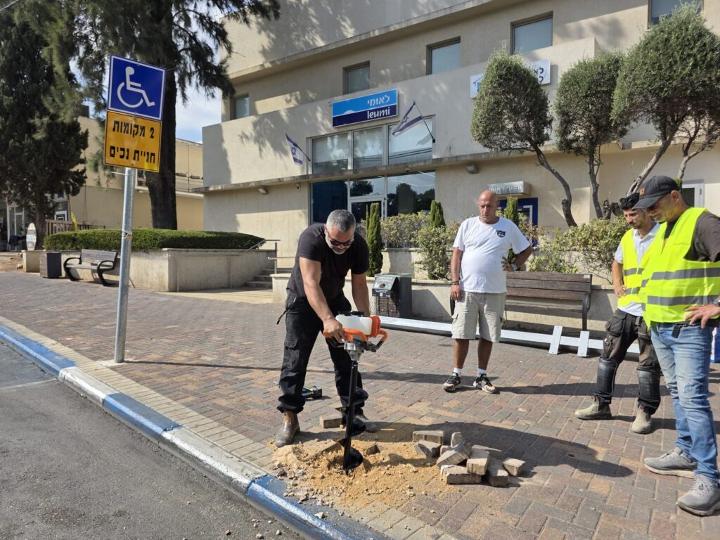 צילום פועלים מתקינים את תשתית המצלמה