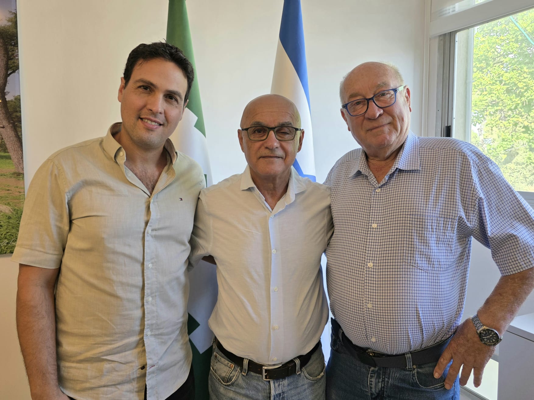 תמונה משותפת של מנהל המתנס החדש וראש מועצת פרדס חנה כרכור