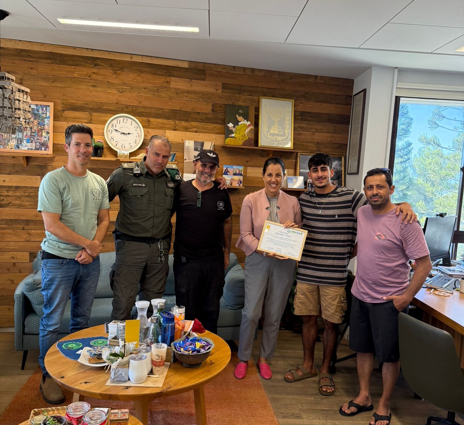 צילום הנער ומשפחתו עם ראש המועצה והקבט