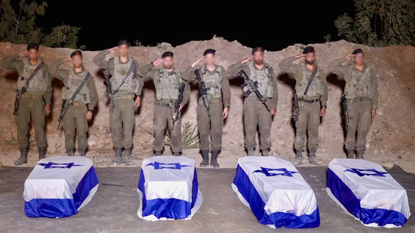 צילום מעמד טקס צבאי מול ארונות החללים בעת השבתם ארצה