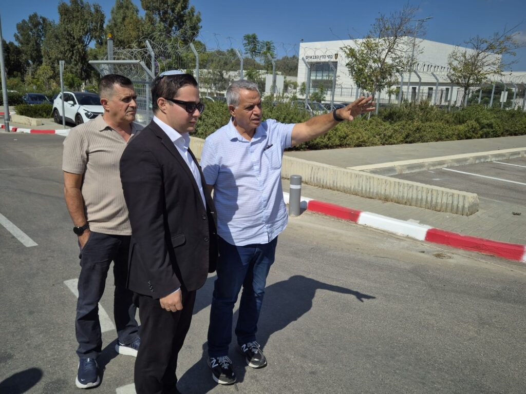 תמונה של ח"כ אילוז בסיור עם ראש עיריית כפר יונה
