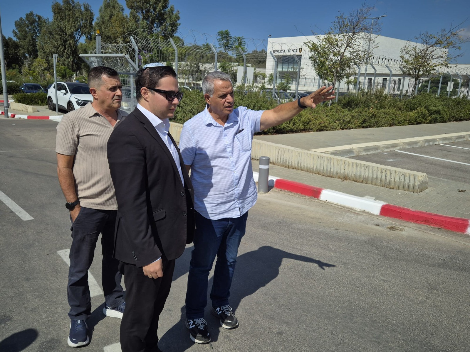 תמונה של ח"כ אילוז בסיור עם ראש עיריית כפר יונה