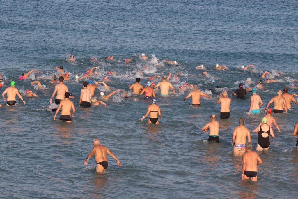 תמונה של שחיינים במשחה נכנסים לים בתחילת המשחה