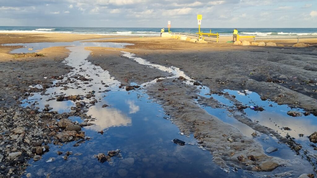 צילום מים עכורים זורמים לים