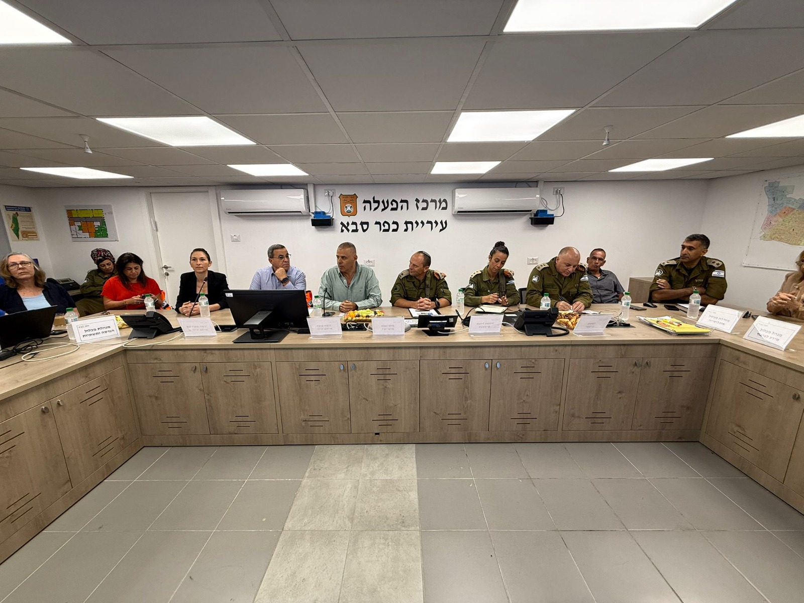 תמונה בחדר ישיבות עם מפקד פיקוד העורף