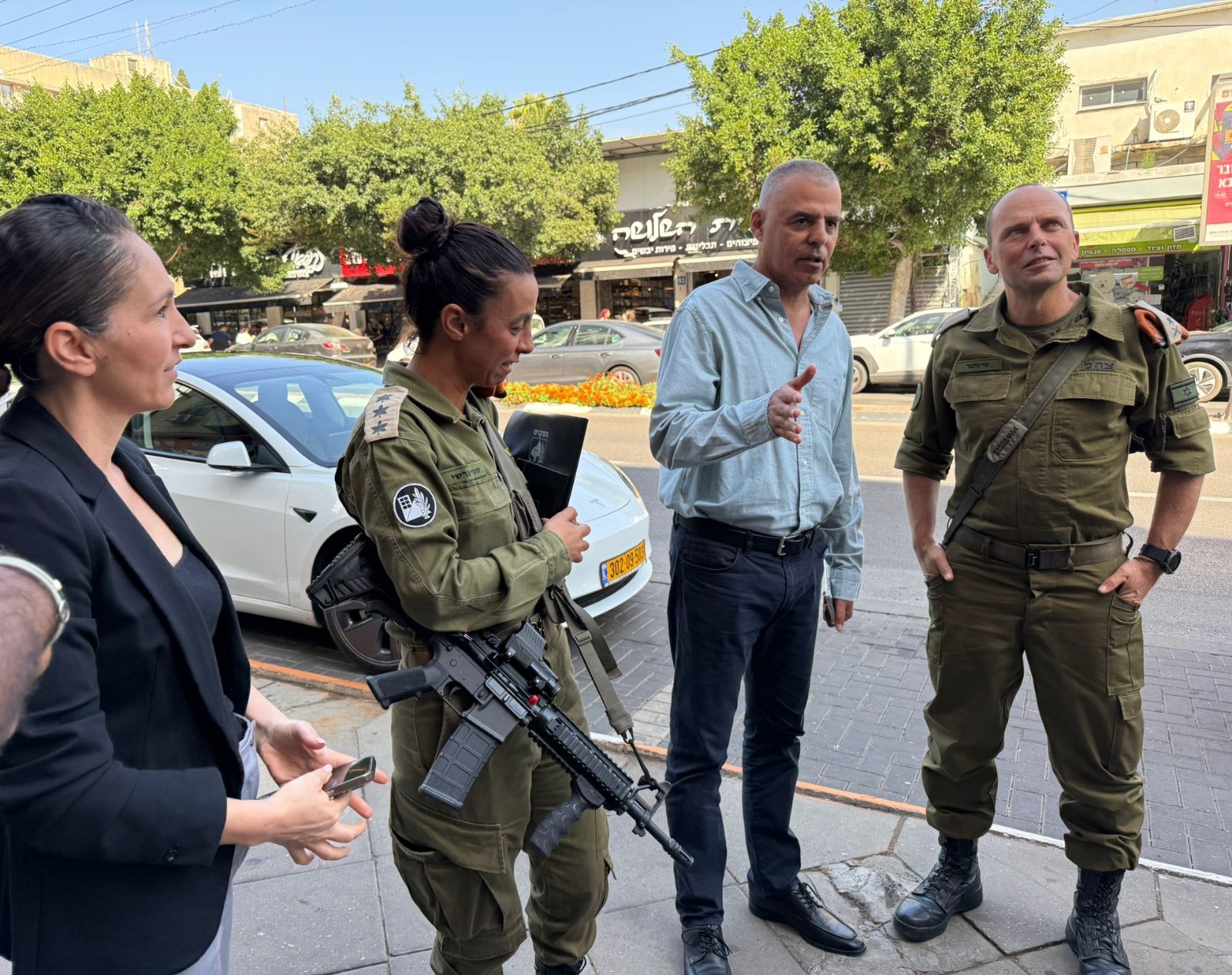 תמונה של מפקד פיקוד העורף וראש העיר בזמן הסיור