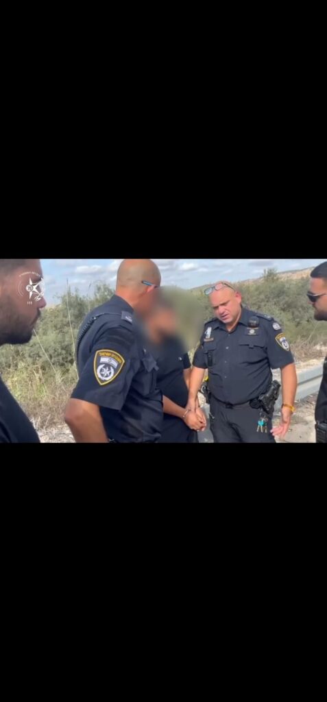 צילום מטושטש של נחשוד לצד השוטרים
