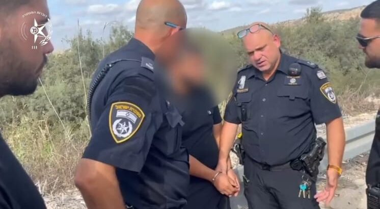 צילום מטושטש של נחשוד לצד השוטרים
