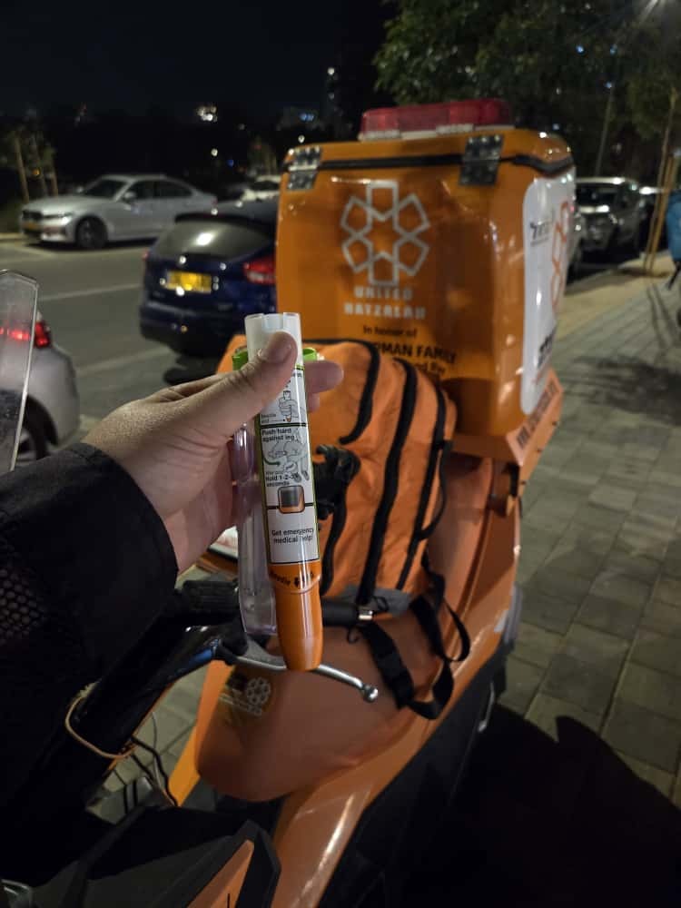 צילום מזרק האפיפן ביד חובש