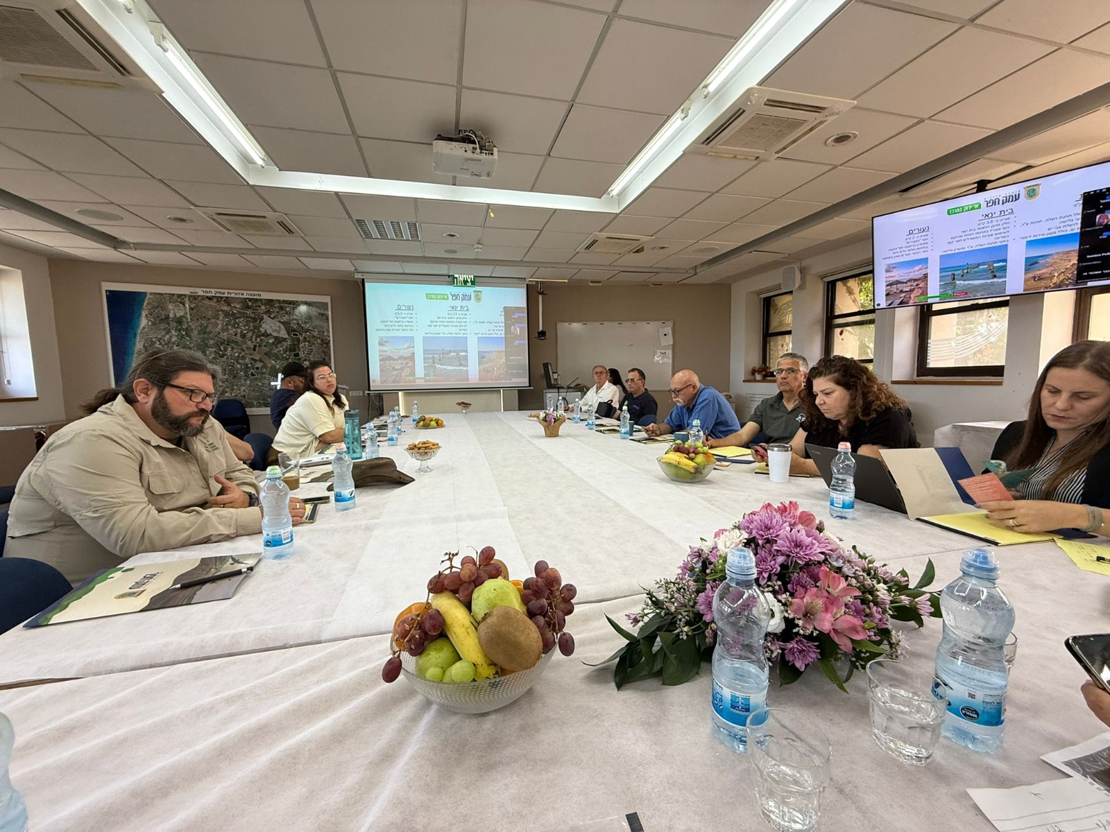 תמונה ממפגש הפורום בחדר ישיבות