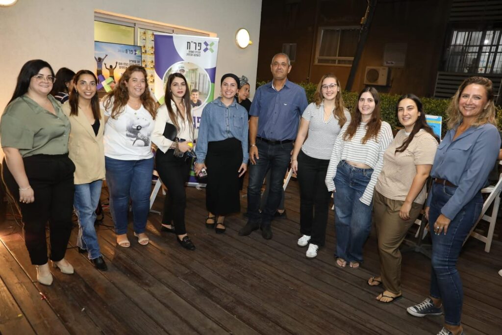 תמונה של ראש העיר עם חלק מהסטודנטים
