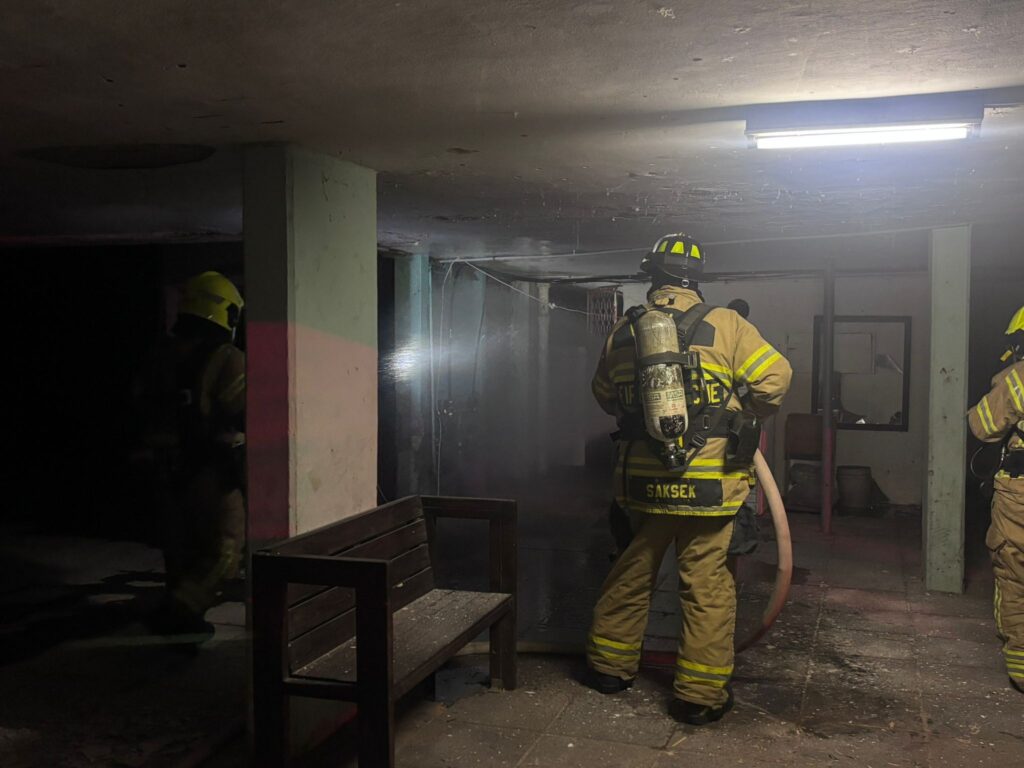 צילום כבאי מתיז מים על בלוני גז
