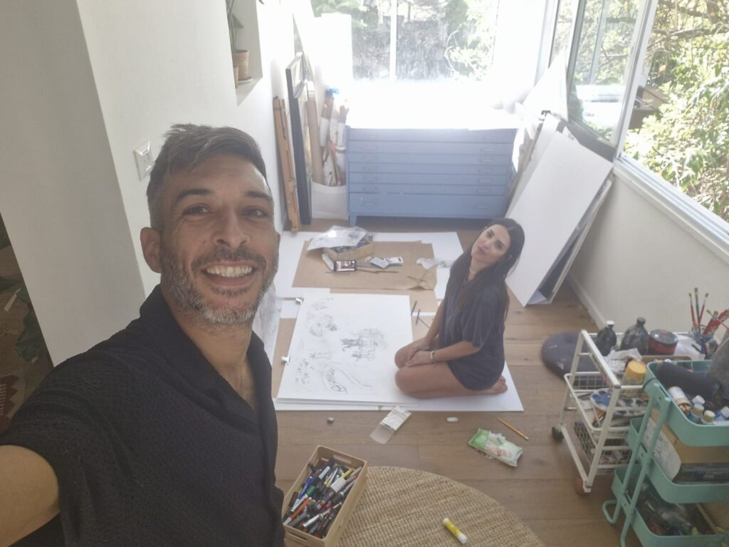 שלומי טובי ובת זוגו בתמונה בזמן יצירה