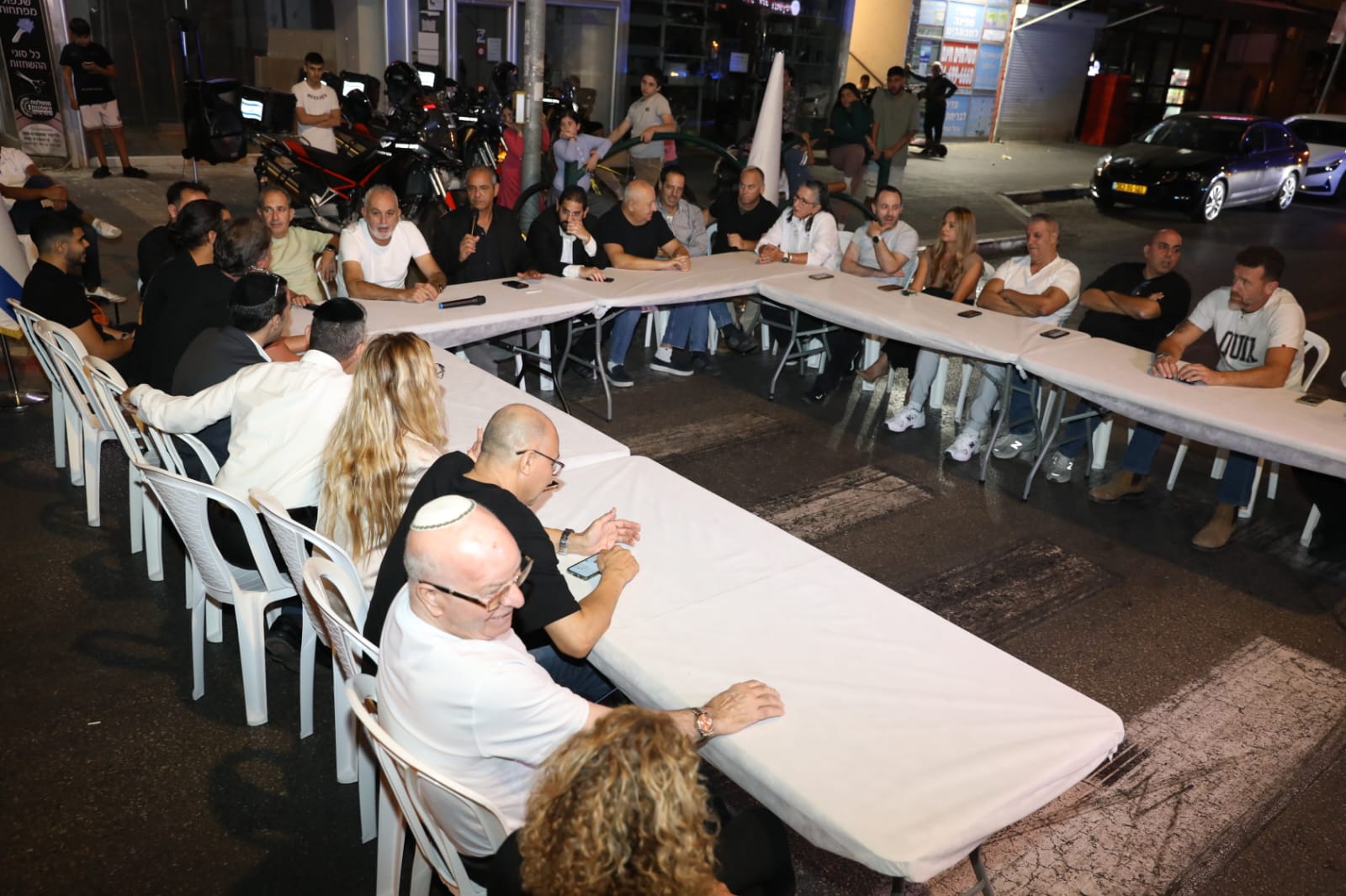 צילום ישיבת המועצה שהתקיימה ברחוב