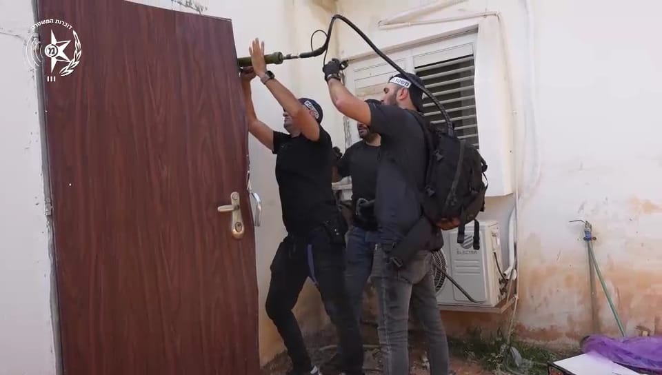 צילום פריצת הדלת של החשוד