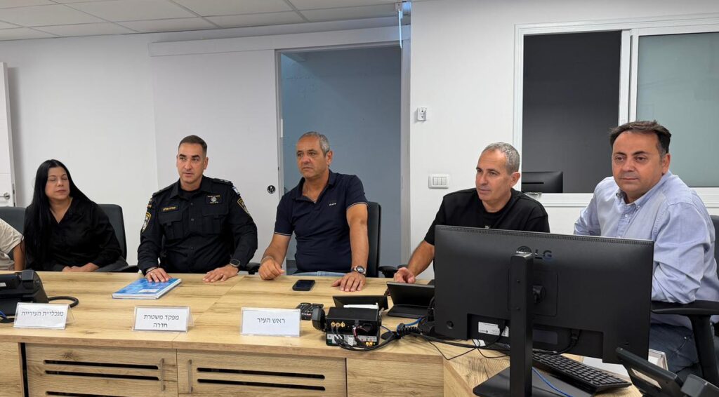 צילום מהמפגש עם מפקד התחנה וראש העיר