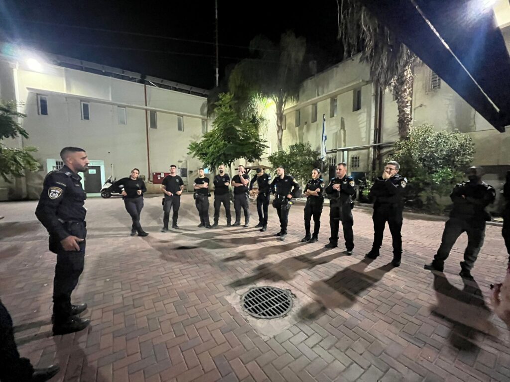 צילום שורה של שוטרים בתחנת משטרה