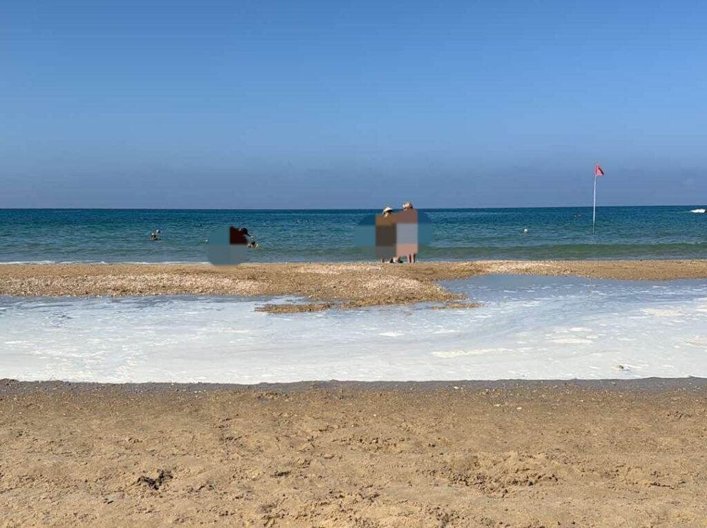תמונה של המים העכורים והמוקצפים בחוף פולג