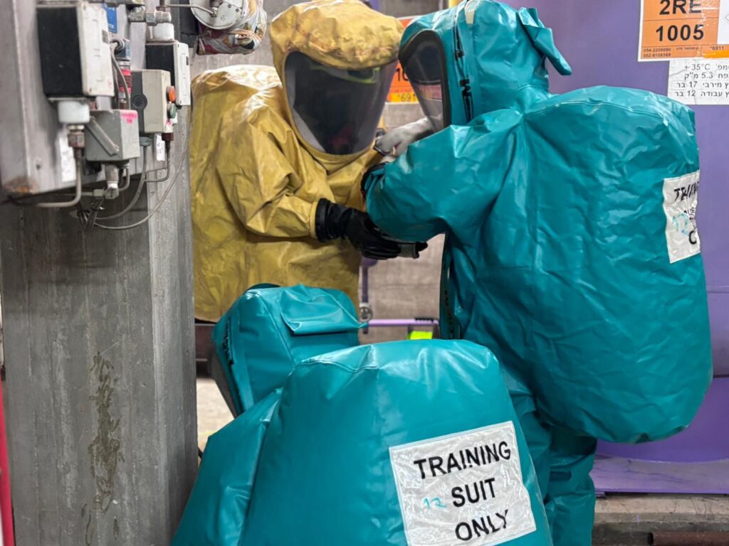 תילום מתוך התרגיל, כבאים בלבוש מגן מחומ"ס