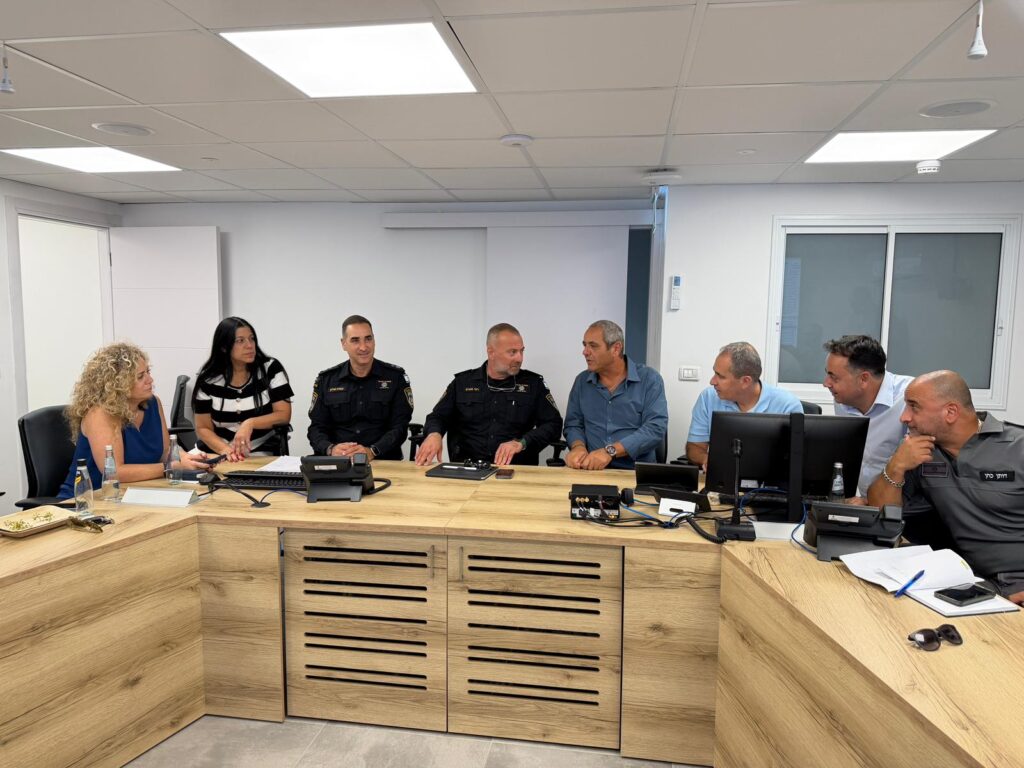צילום המפגש בחדר הבקרה של העירייה